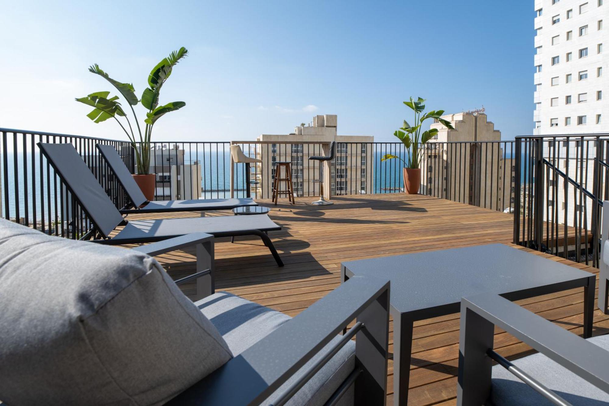 Roof Top 3 Floors Нетания Екстериор снимка