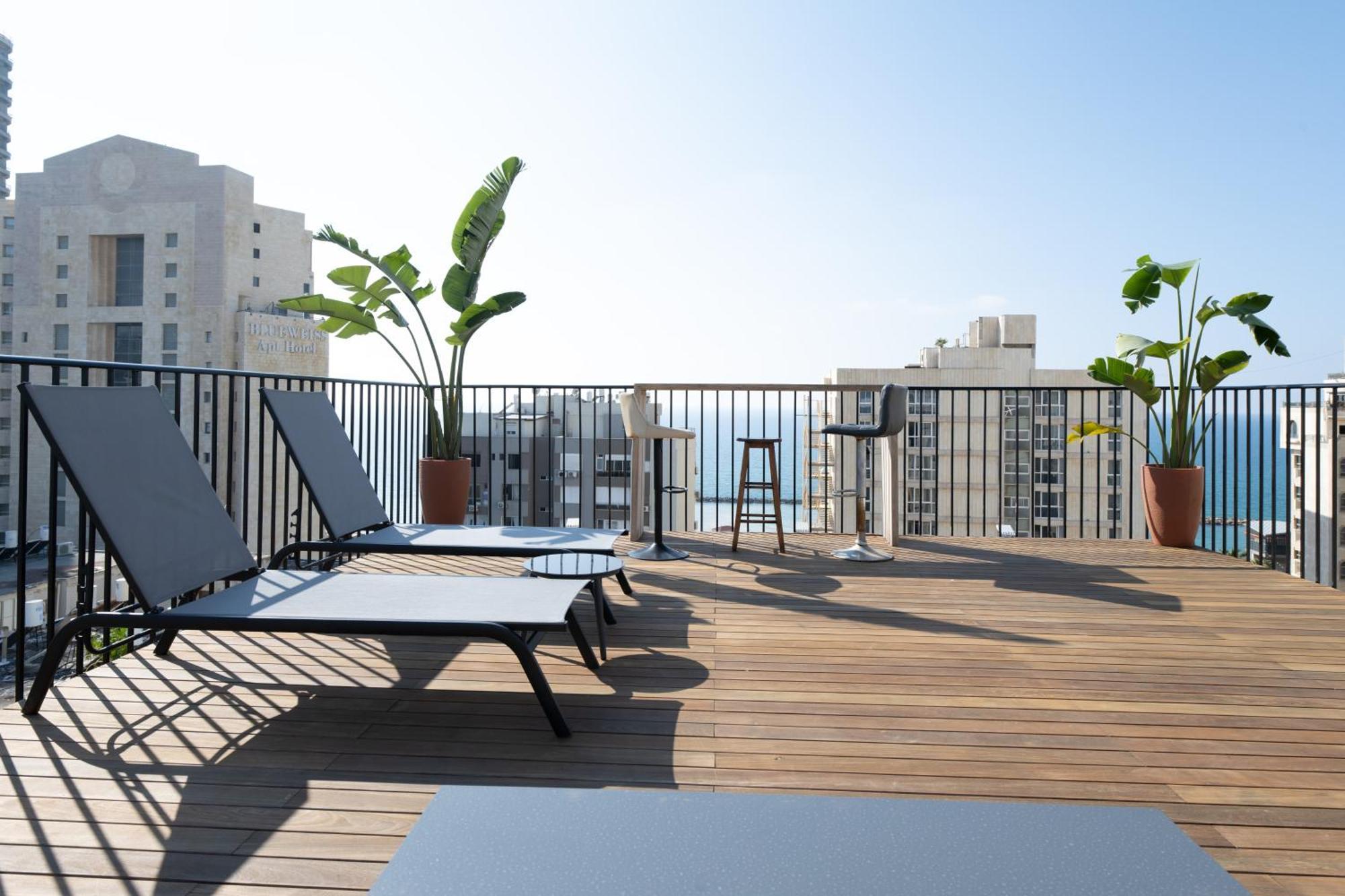 Roof Top 3 Floors Нетания Екстериор снимка