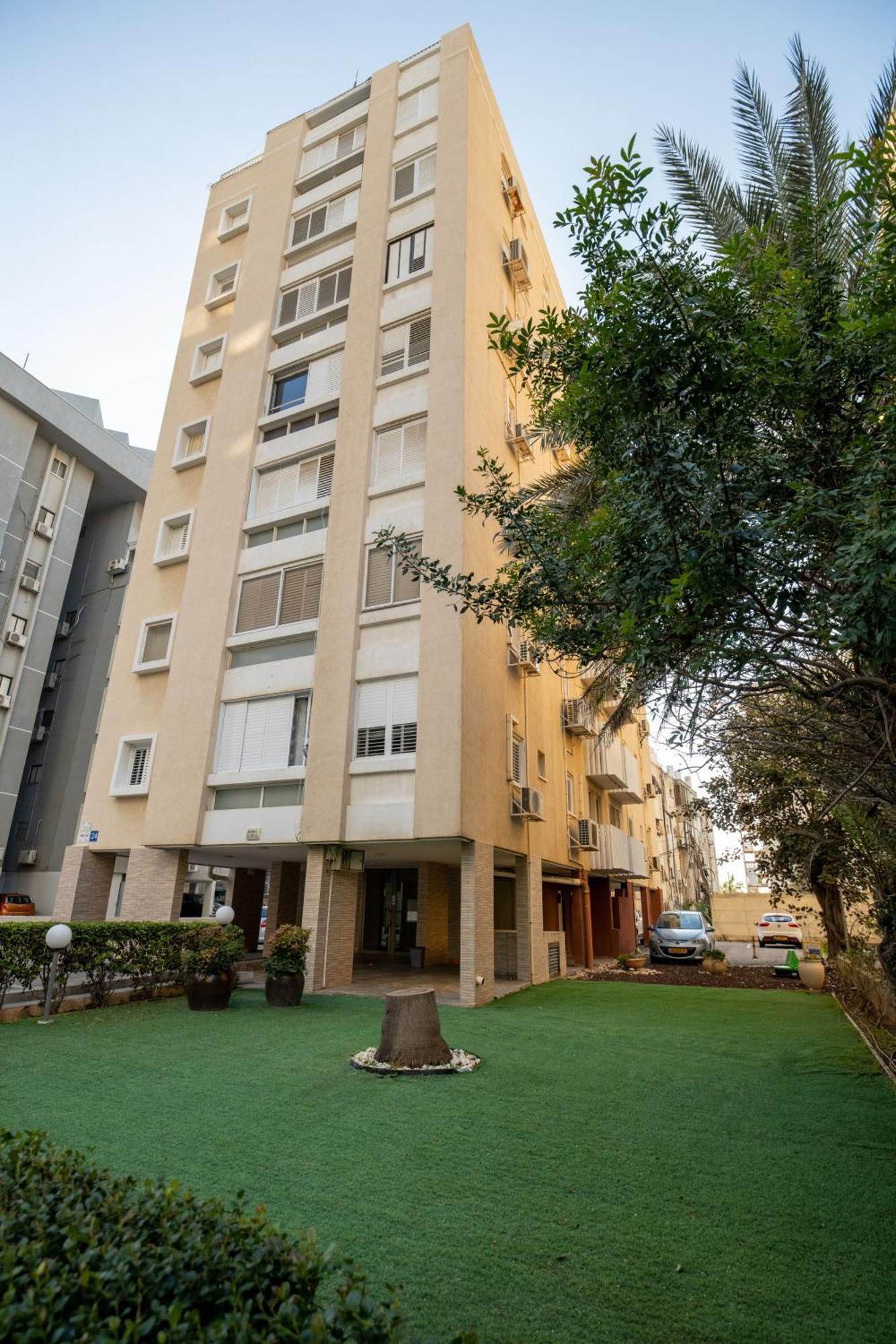Roof Top 3 Floors Нетания Екстериор снимка