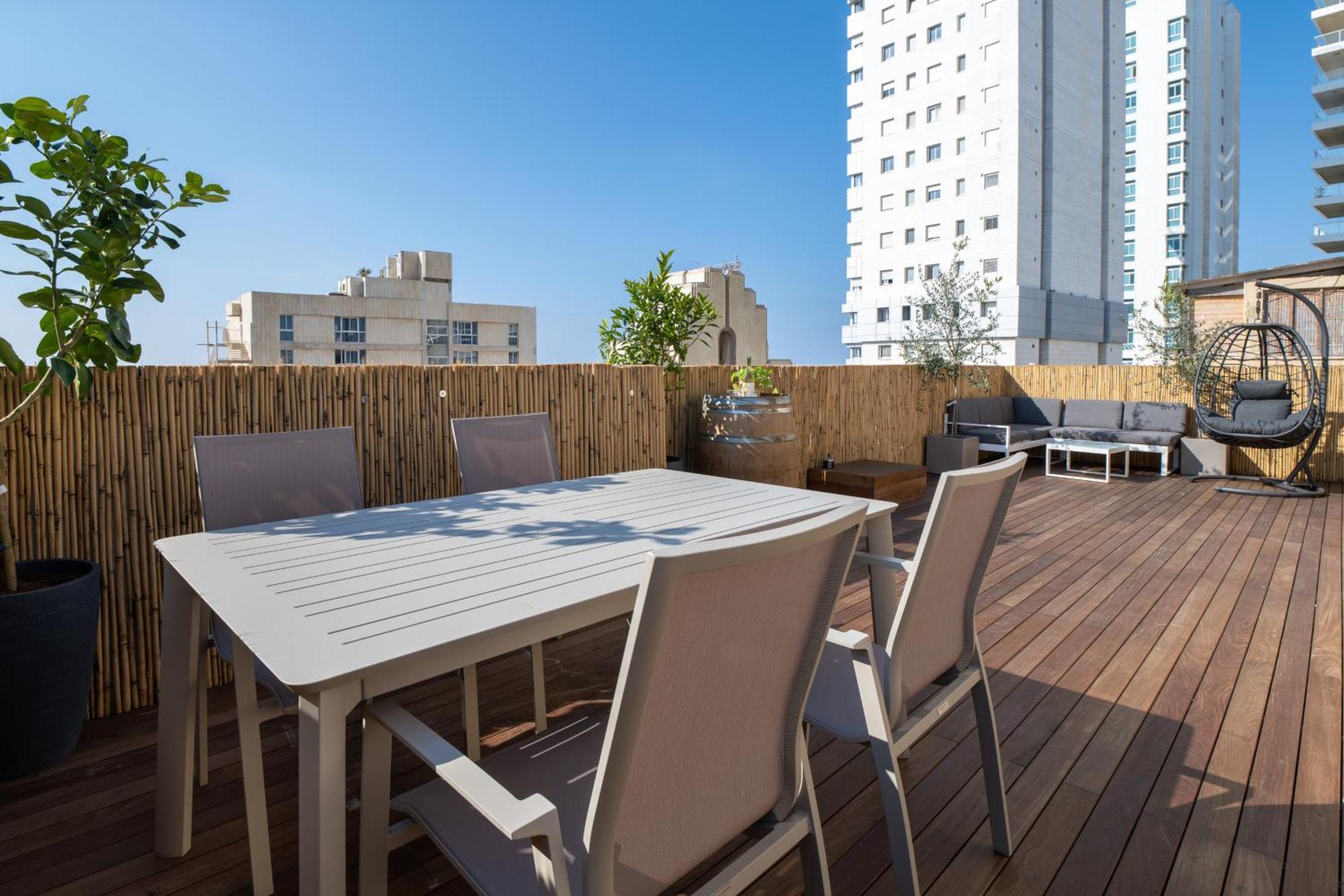 Roof Top 3 Floors Нетания Екстериор снимка