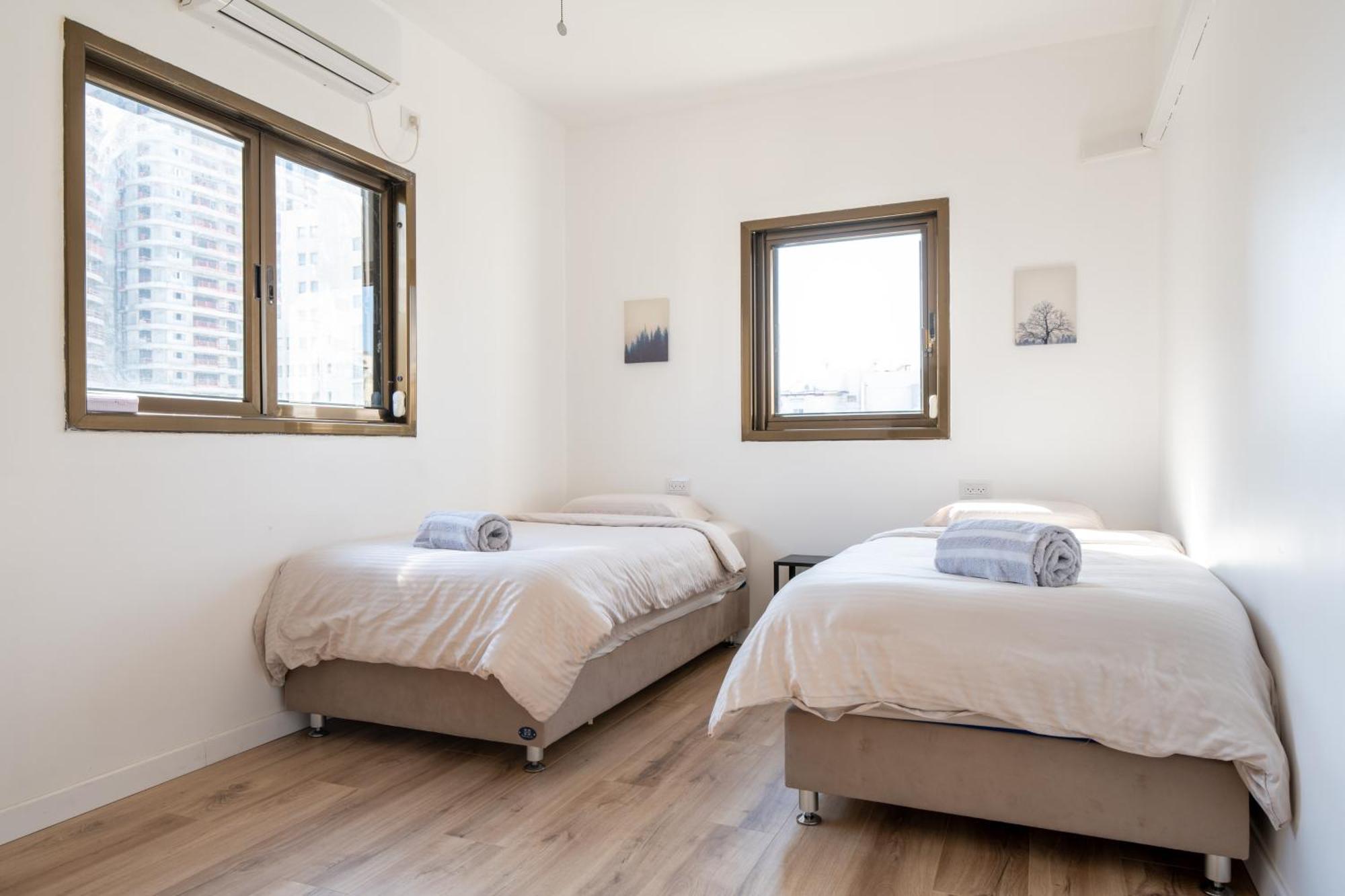 Roof Top 3 Floors Нетания Екстериор снимка