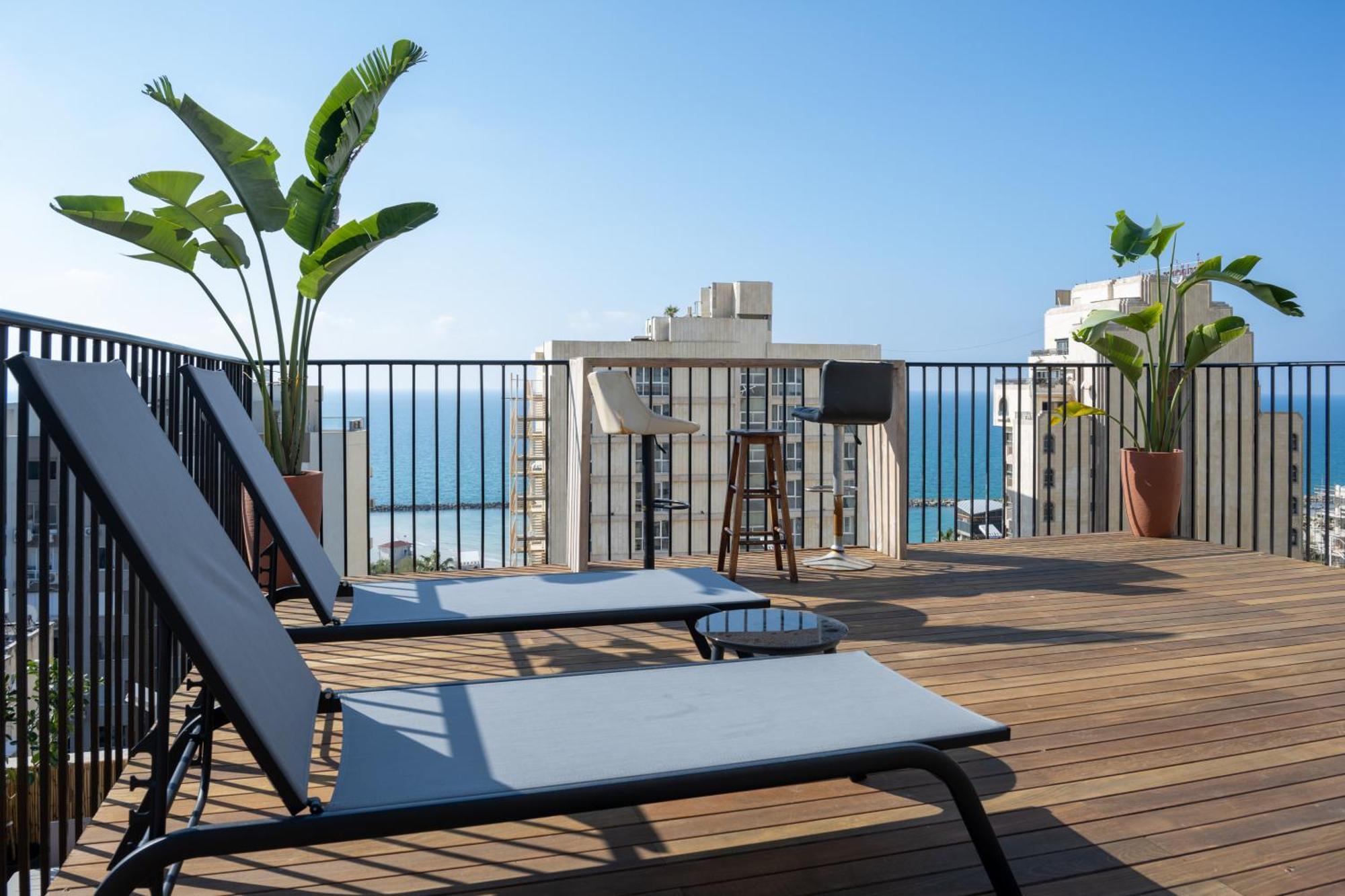 Roof Top 3 Floors Нетания Екстериор снимка