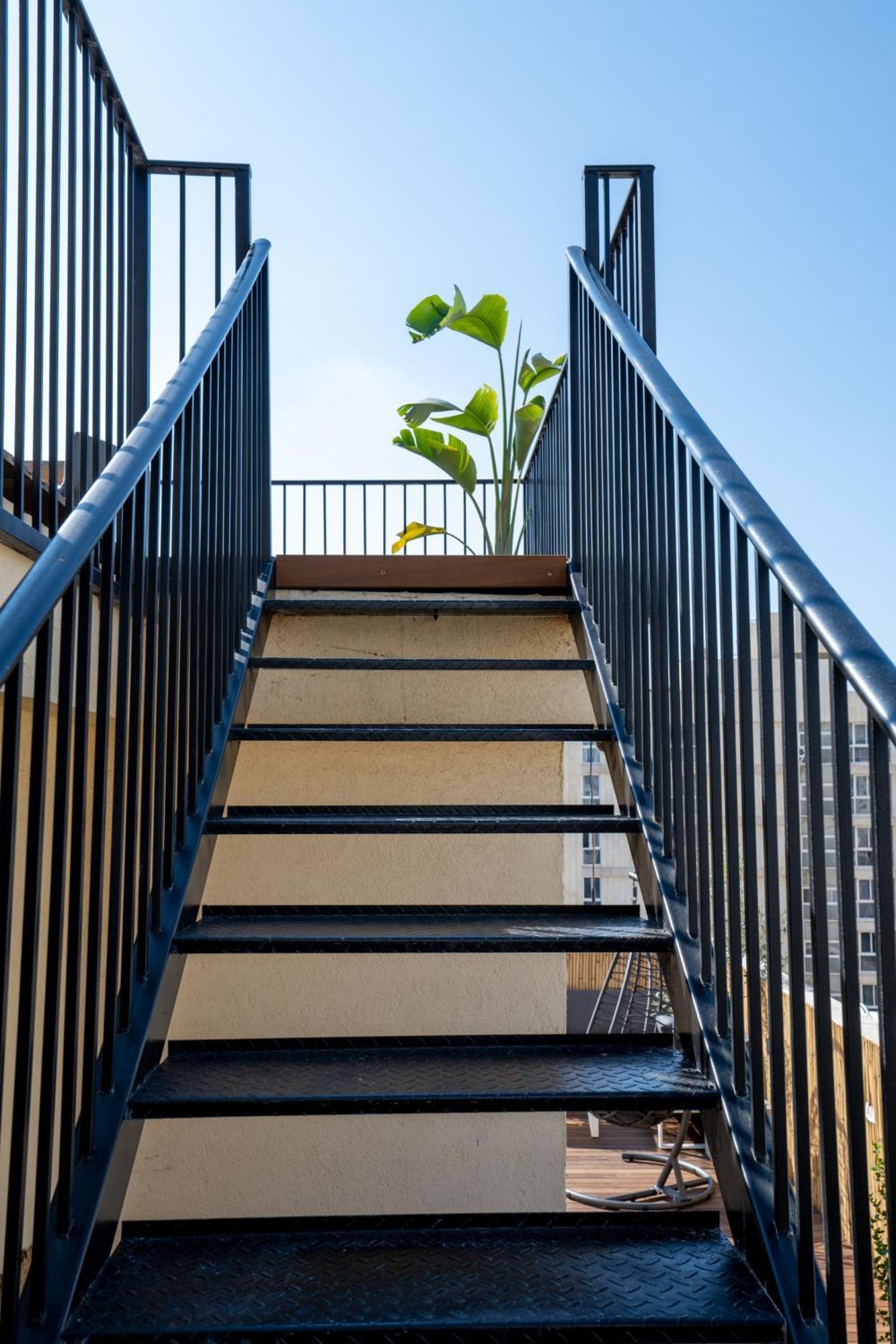 Roof Top 3 Floors Нетания Екстериор снимка