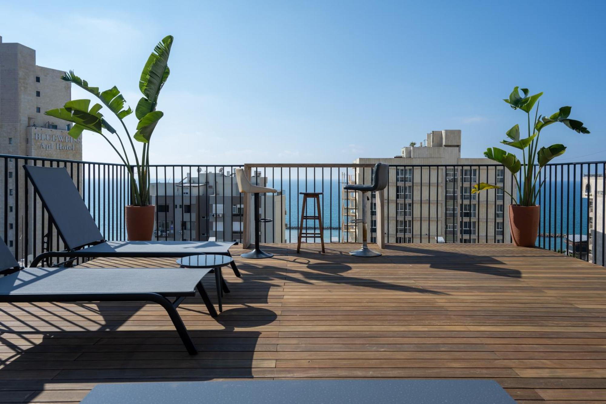 Roof Top 3 Floors Нетания Екстериор снимка