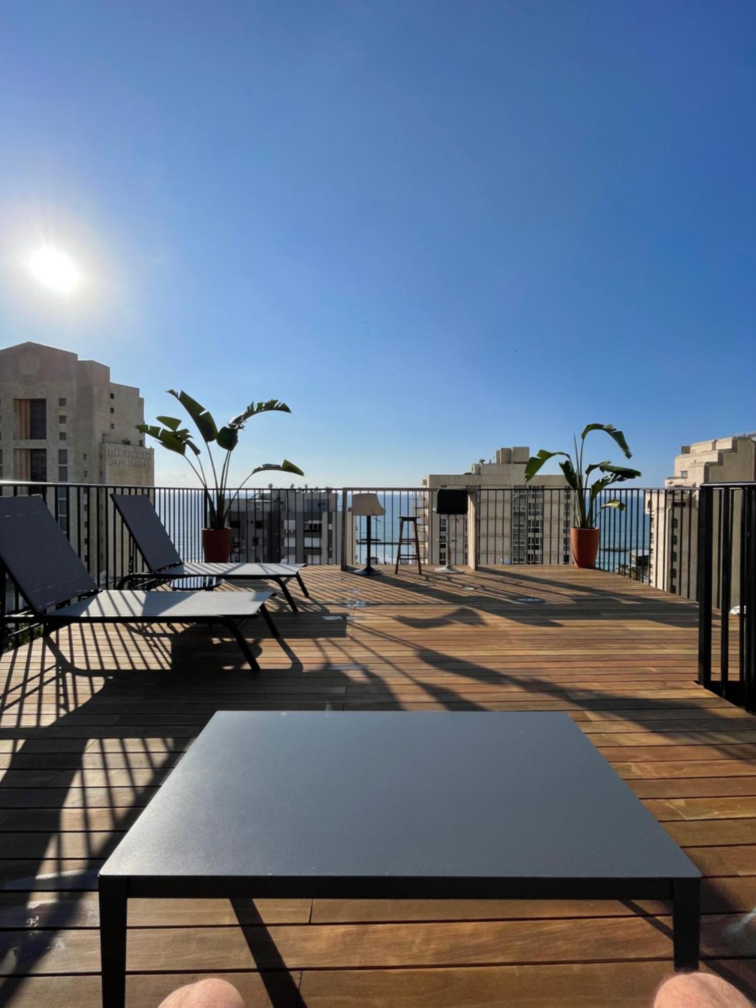 Roof Top 3 Floors Нетания Екстериор снимка