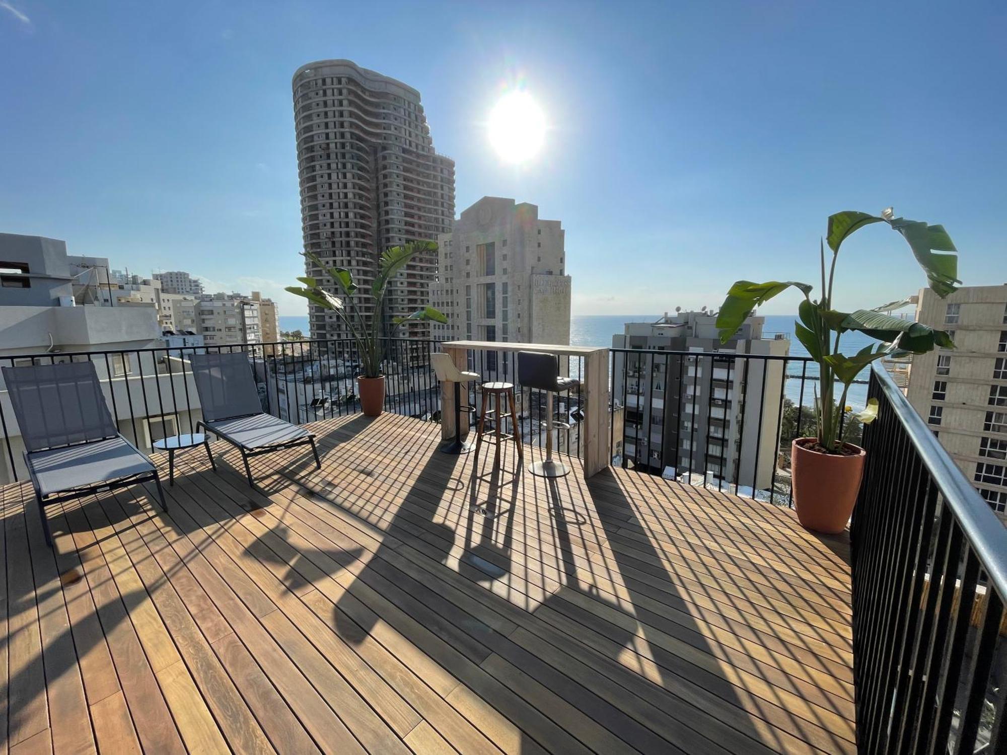 Roof Top 3 Floors Нетания Екстериор снимка